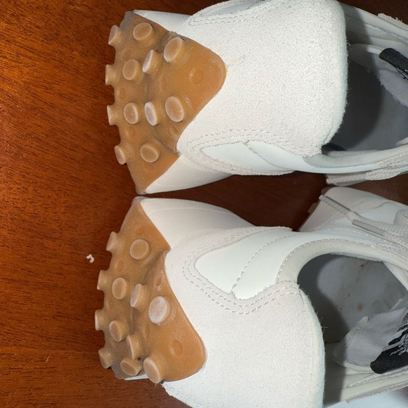 New Balance 327 White and Black, SIZE 8. LIKE NEW ON THE OUTSIDE. No Box. - Picture 3 of 9